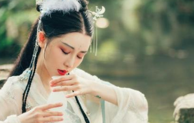 《折桂令·赠罗真真》的原文是什么？这首散曲该如何赏析呢？