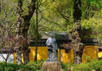 《天平山中》元末明初时期杨基隐居时漫步山中，有感而作