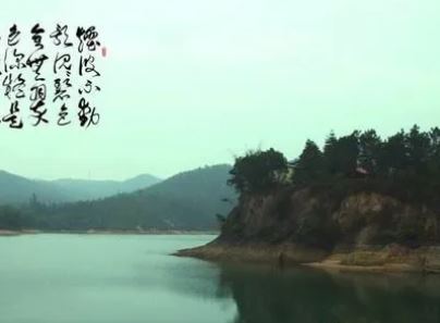 雍陶所作的《题君山》，描绘出君山涵映水中的深翠倒影